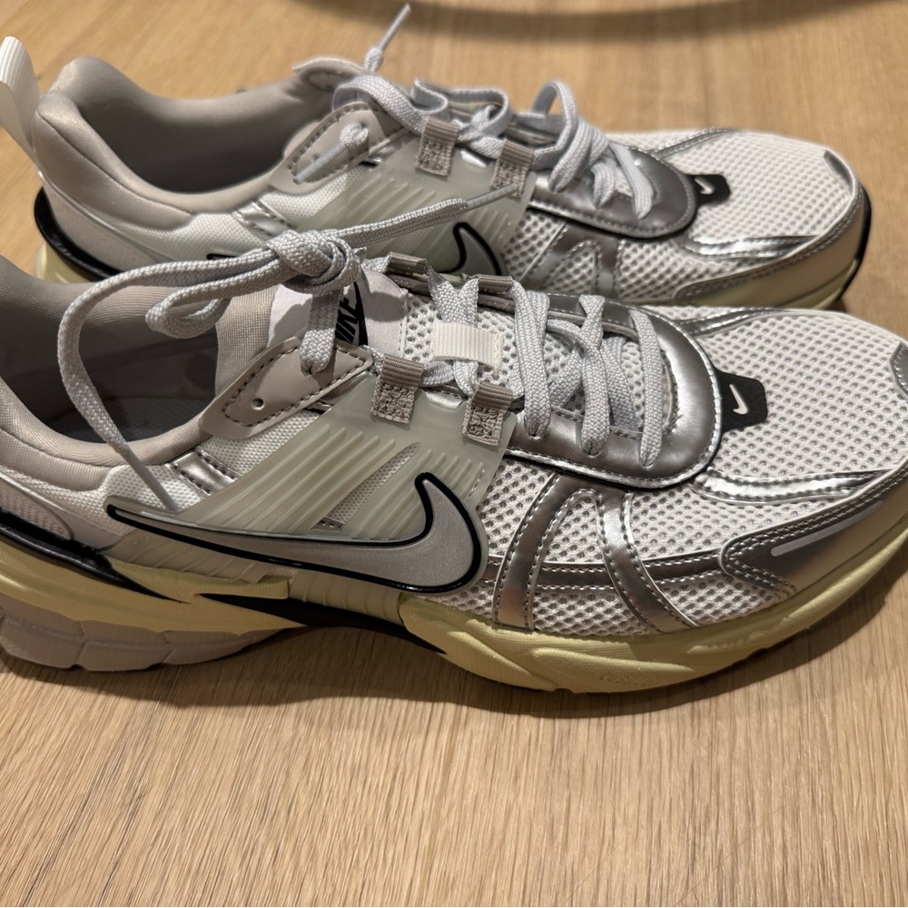 Nike Athletic Shoes in White and Silver